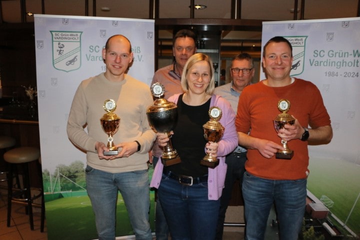 Die Platzierten und Organisatoren der „Vardingholter Doppelkopf Dorfmeisterschaft“ 2024