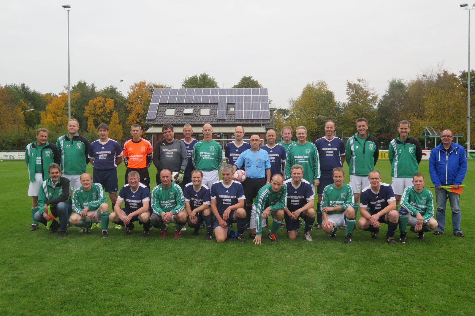 Die Altliga/Ü40 Mannschaften des FC Ottenstein und des SC Grün-Weiß Vardingholt mit Schiedsrichter Ismail Kuru vor dem Anpfilff des Kreismeisterschaftsfinals.