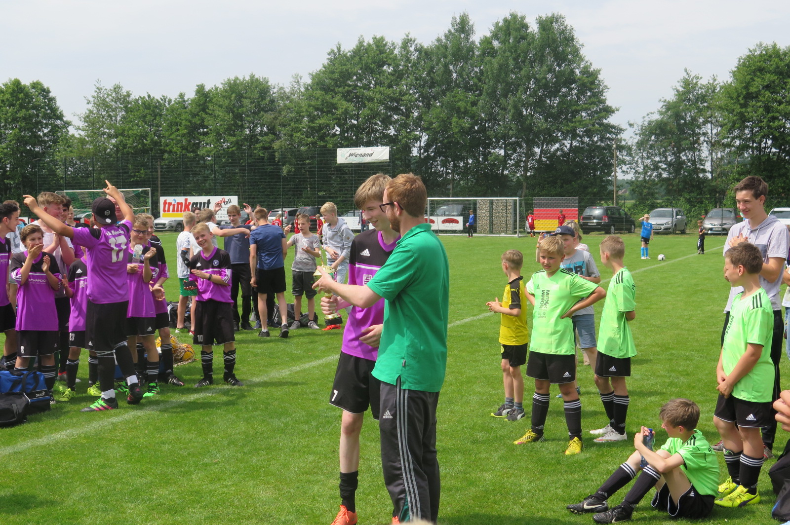Siegerehrung bei den C-Junioren: Stefan Dalhaus übergibt den Siegerpokal an den Kapitän von TuB Bocholt.