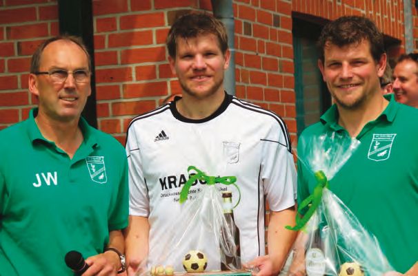 Vor dem letzten Saisonspiel der Ersten Mannschaft am 25. Mai 2014 wurden die langjährigen Stammspieler der Ersten, die Brüder Rainer und Jörg Keiten-Schmitz (rechts) von Trainer Josef Wienand (links) verabschiedet.