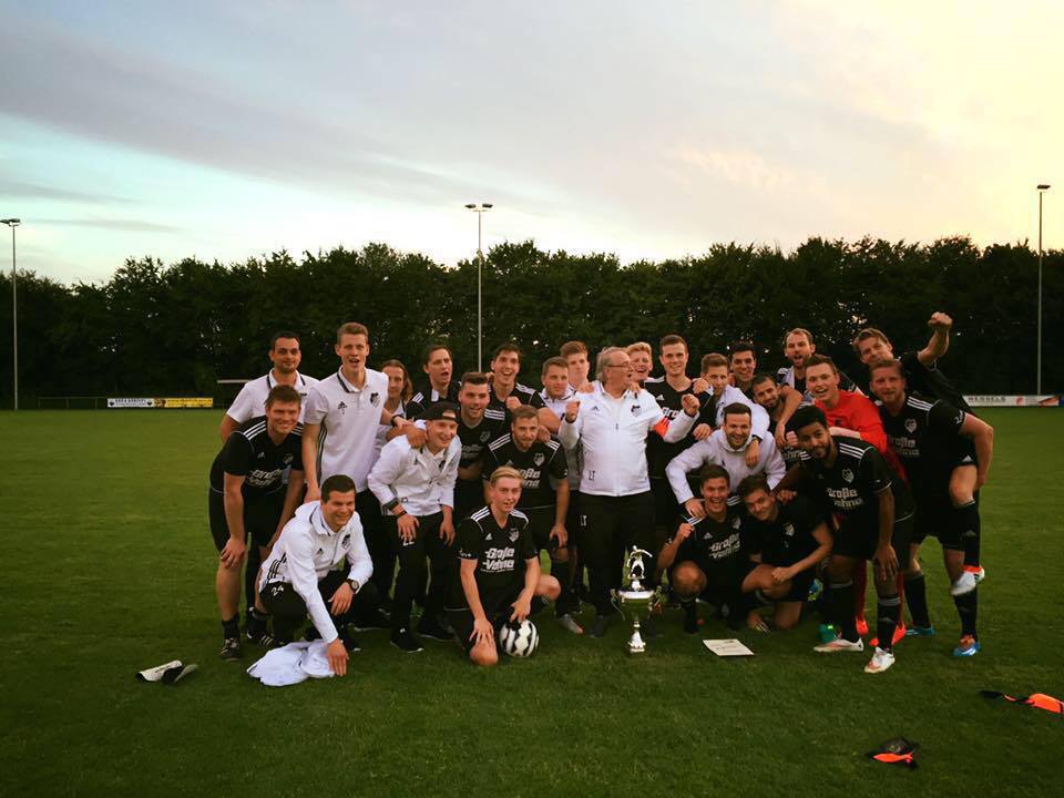 Rheder Fußballstadtmeister 2016 auf dem Feld bei den Herren ist die 2. Mannschaft des VfL Rhede e.V. Rheder Fußballstadtmeister 2016 auf dem Feld bei den Herren ist die 2. Mannschaft des VfL Rhede e.V.