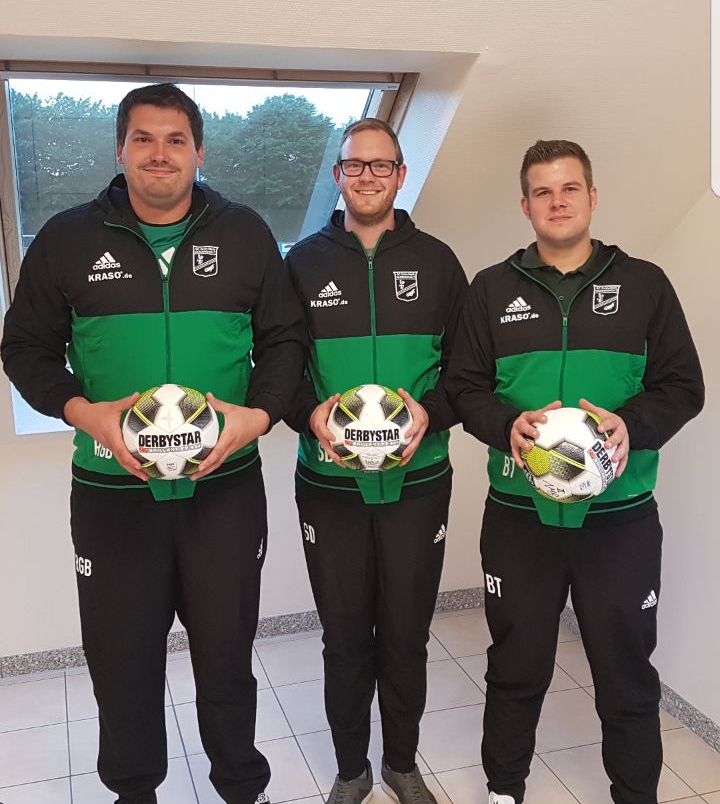 Das Trainerteam der 2. Mannschaft in der Saison 17/18 bestehen aus Rene Große-Bölting (links), Stefan Dalhaus (mitte) und Bernd Theling (rechts) Das Trainerteam der 2. Mannschaft in der Saison 17/18 bestehen aus Rene Große-Bölting (links), Stefan Dalhaus (mitte) und Bernd Theling (rechts)