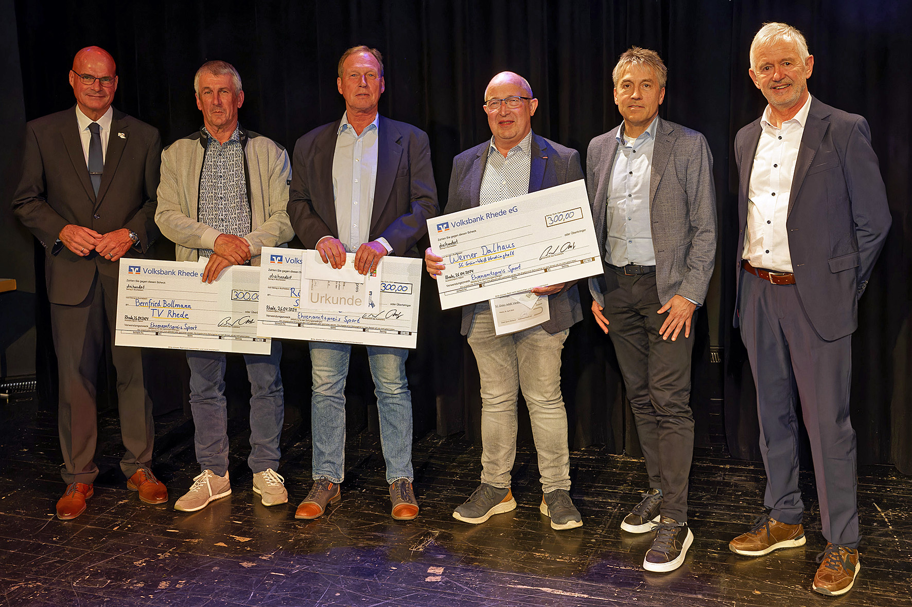 Der „Rheder Ehrenamtspreis Sport 2024“ wurde im Rahmen der Sportlerehrung der Stadt Rhede an drei verdiente Ehrenamtler verliehen (v.l.n.r.): Bürgermeister Jürgen Bernsmann, Bernfried Bollmann, Richard Übbing, Werner Dalhaus, Andreas Terstegen (Volksbank Rhede) und Reimund Bartels (Vorsitzender Stadtsportverband). Foto: Stadt Rhede, Bernfried Knipping