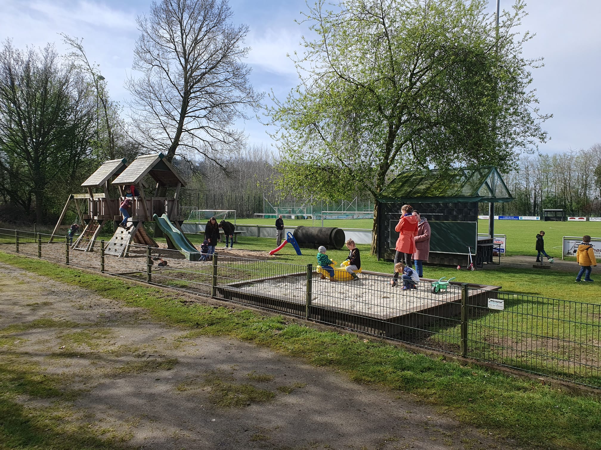 Das Ostereiersuchen am Vereinsheim des SC Grün-Weiß Vardingholt wurde sehr gut angenommen.