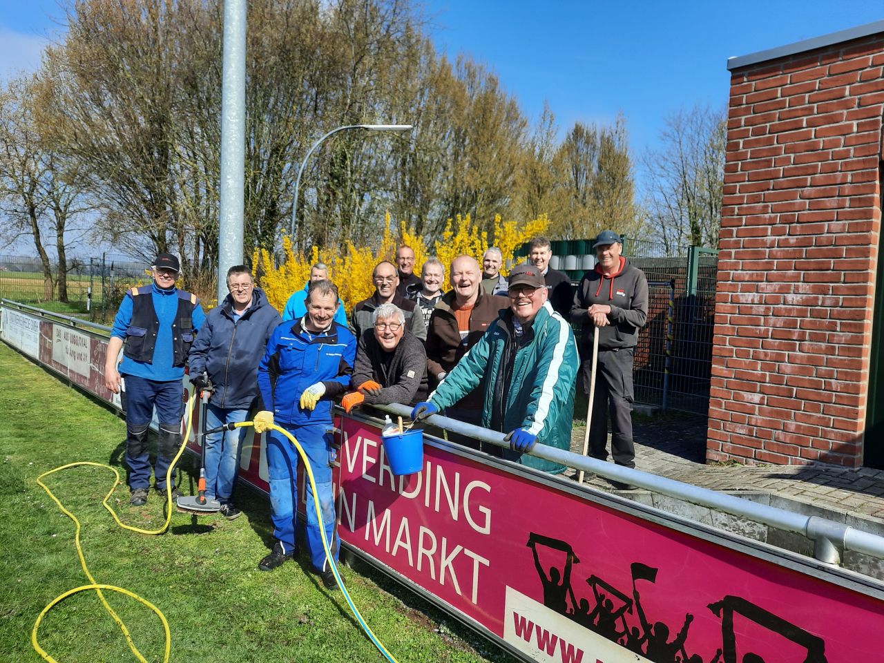 Gemeinsam für Grün-Weiß Vardingholt im Einsatz auf der Platzanlage: Spieler der Walking Fußball- und Altherren-Mannschaft.