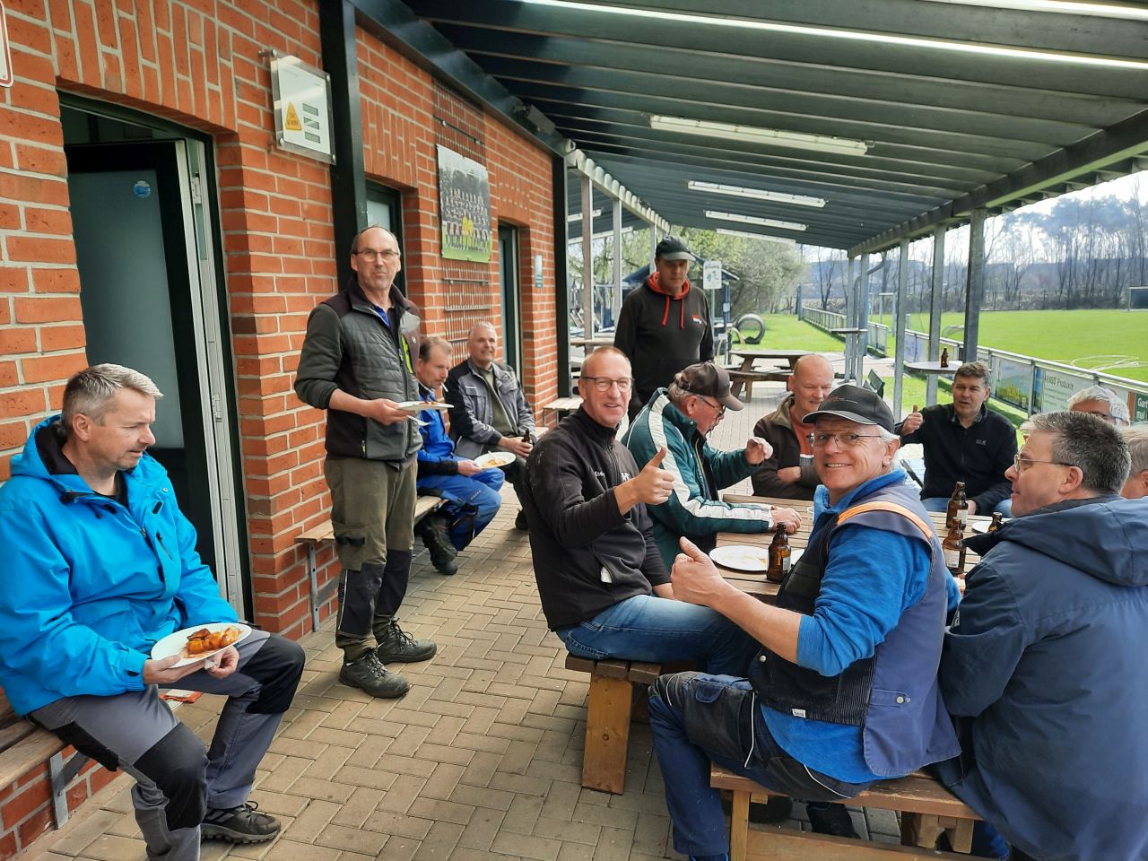 Nach getaner Arbeit gab es leckere Currywurst und Kaltgetränke!