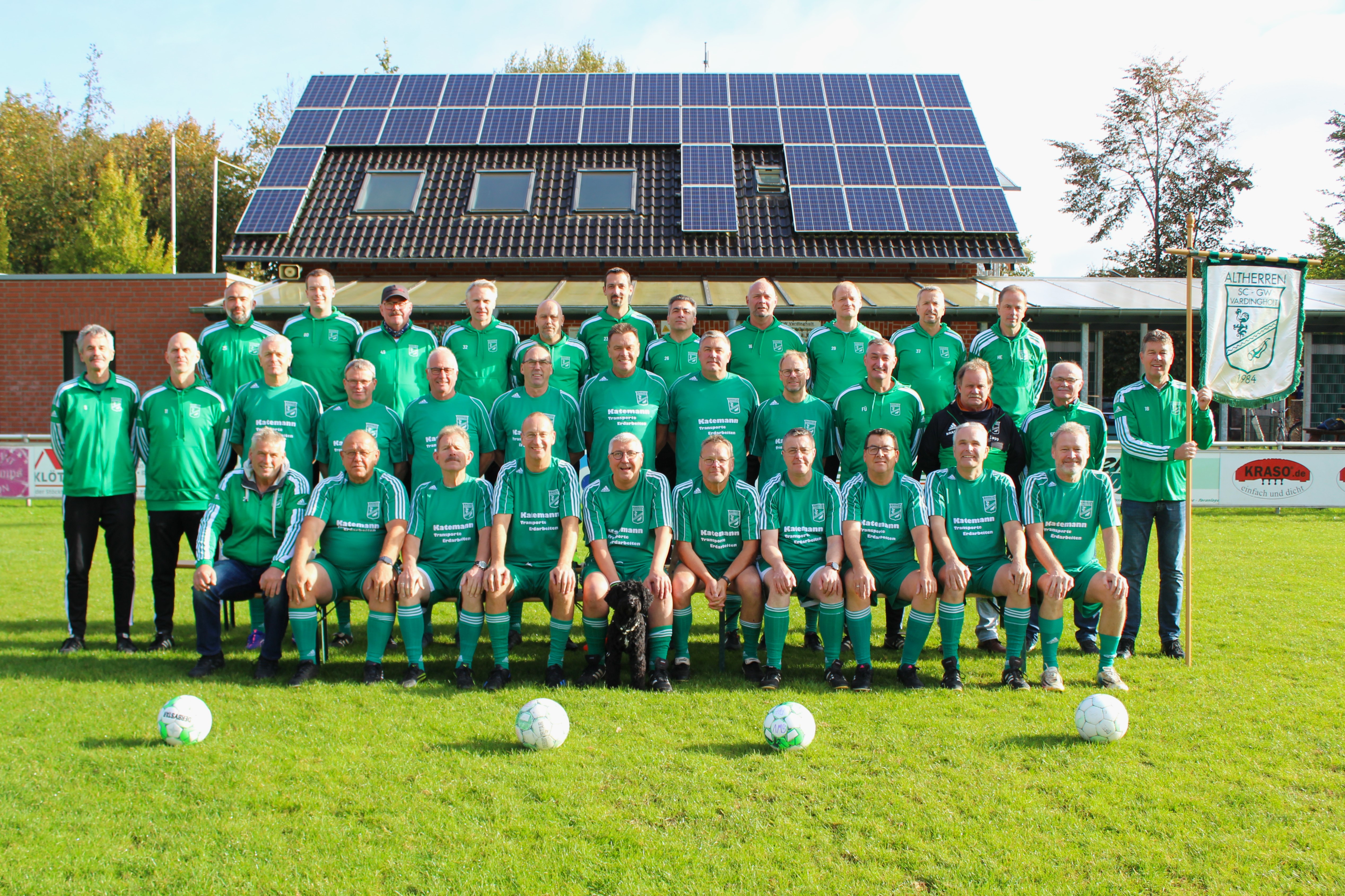 Die Walking-Football-Gruppe unseres Vereins hat rund 20 Mitglieder, Spieler und Interessenten. Auf dem Foto sind auch Altherren-Fußballer zu sehen.