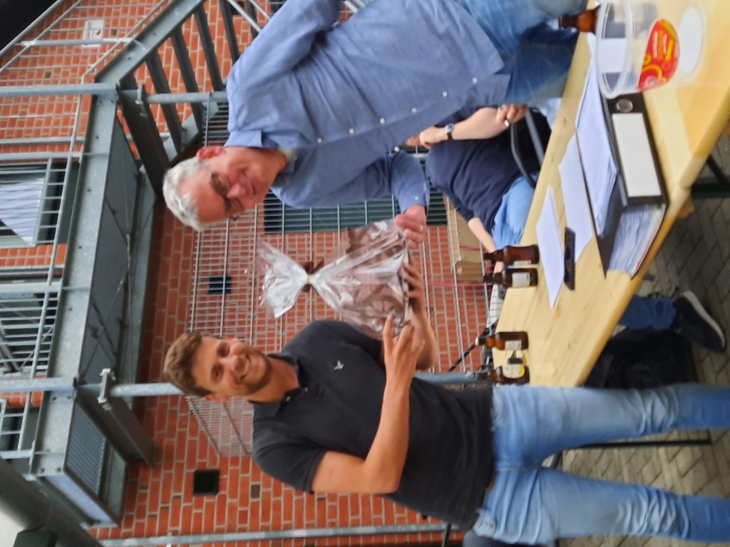 Klaus Steverding bedankt sich bei Lukas Schröer (links) für seine langjährige Vorstandsarbeit