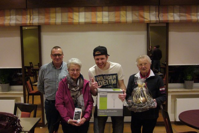 Einzelwertung von r.nl. Leni Lütfrenk (2. Platz), Max Schüling (3. Platz), Maria Heisterkamp (1. Platz) sowie Clemens Schröer (Turnierleiter)