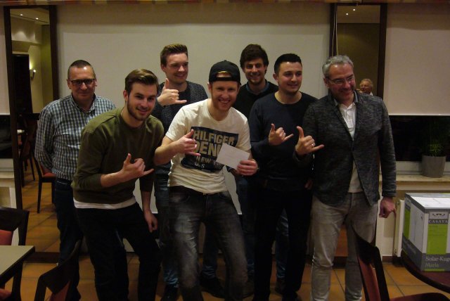 Mannschaftswertung von r.n.l. Thomas Zielaskowski, Jose Pedro Osorio Carvalho, Lukas Schröer, Max Schüling, Simon Beckmann, Rene Übbing und CleMannschaftswertung von r.n.l. Thomas Zielaskowski, Jose Pedro Osorio Carvalho, Lukas Schröer, Max Schüling, Simon Beckmann, Rene Übbing und Clemens Schröer (Turnierleiter)ens Schröer (Turnierleiter) Mannschaftswertung von r.n.l. Thomas Zielaskowski, Jose Pedro Osorio Carvalho, Lukas Schröer, Max Schüling, Simon Beckmann, Rene Übbing und Clemens Schröer (Turnierleiter)